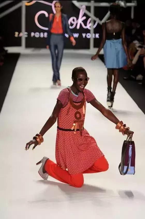 模特在t台上摔跤对她有什么影响,模特t台秀摔倒