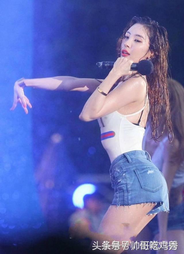 腿长110cm的她是“南韩第一美腿”，如今水舞台大玩湿身诱惑！