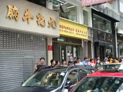 这家店老板脾气暴，服务差，顾客却天天排队，凭啥？