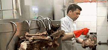 这家店老板脾气暴，服务差，顾客却天天排队，凭啥？