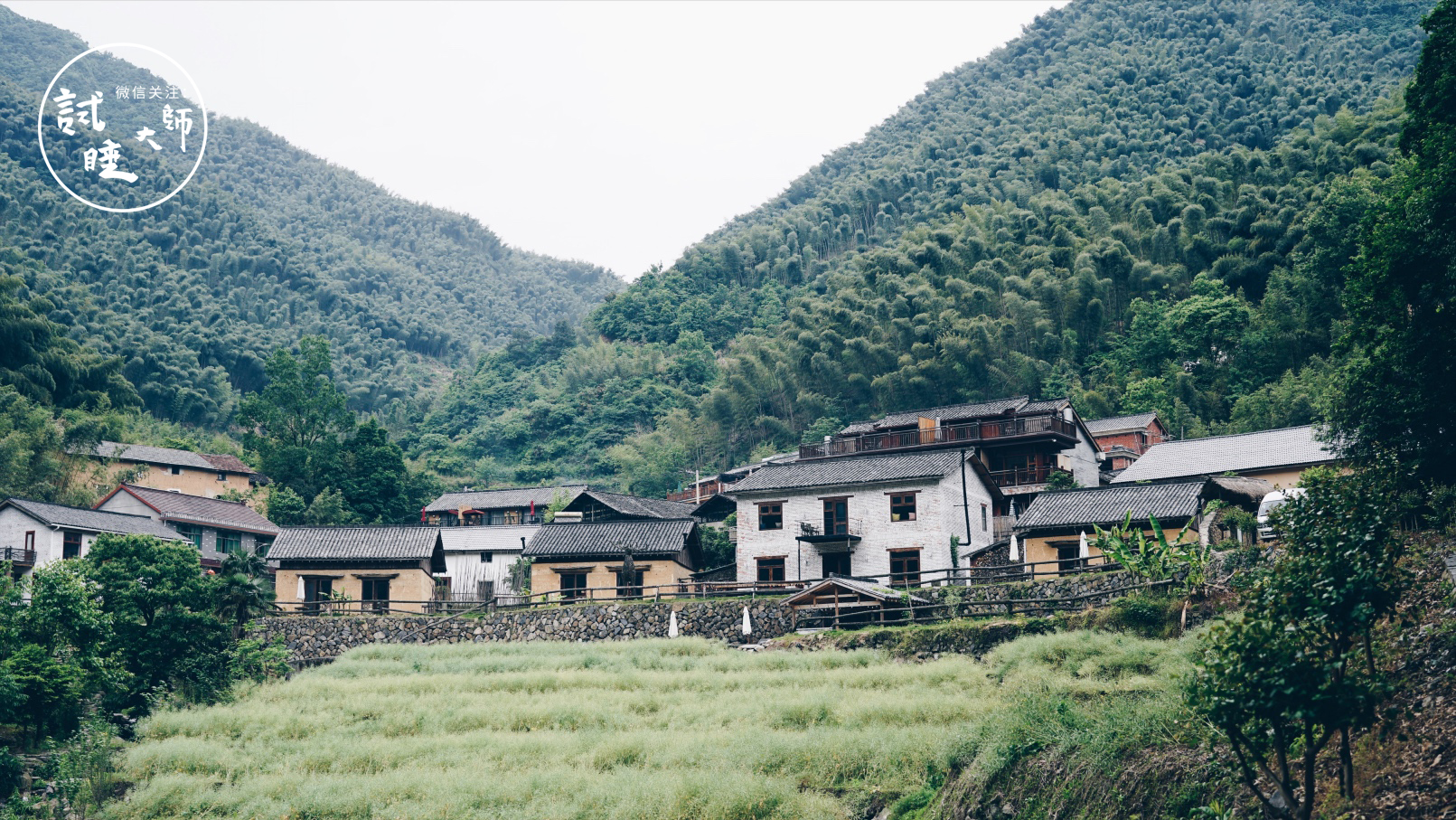 在梯田做成的无边泳池里游泳，私奔去这个隐秘山谷民宿做回野孩子