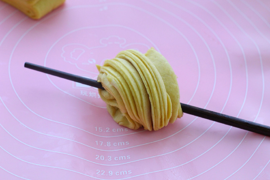 最简单的花卷做法只需要一根筷子,花卷简单的不用筷子拧法