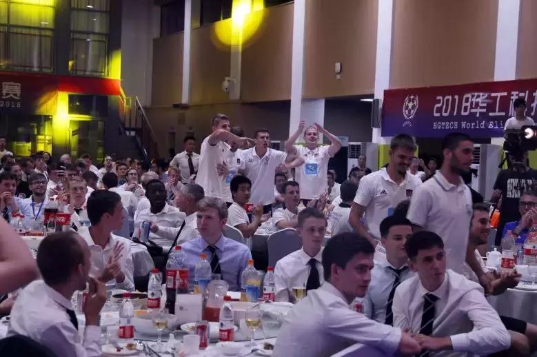 我们今晚是冠军英文歌,开幕式演唱我们是冠军现场版