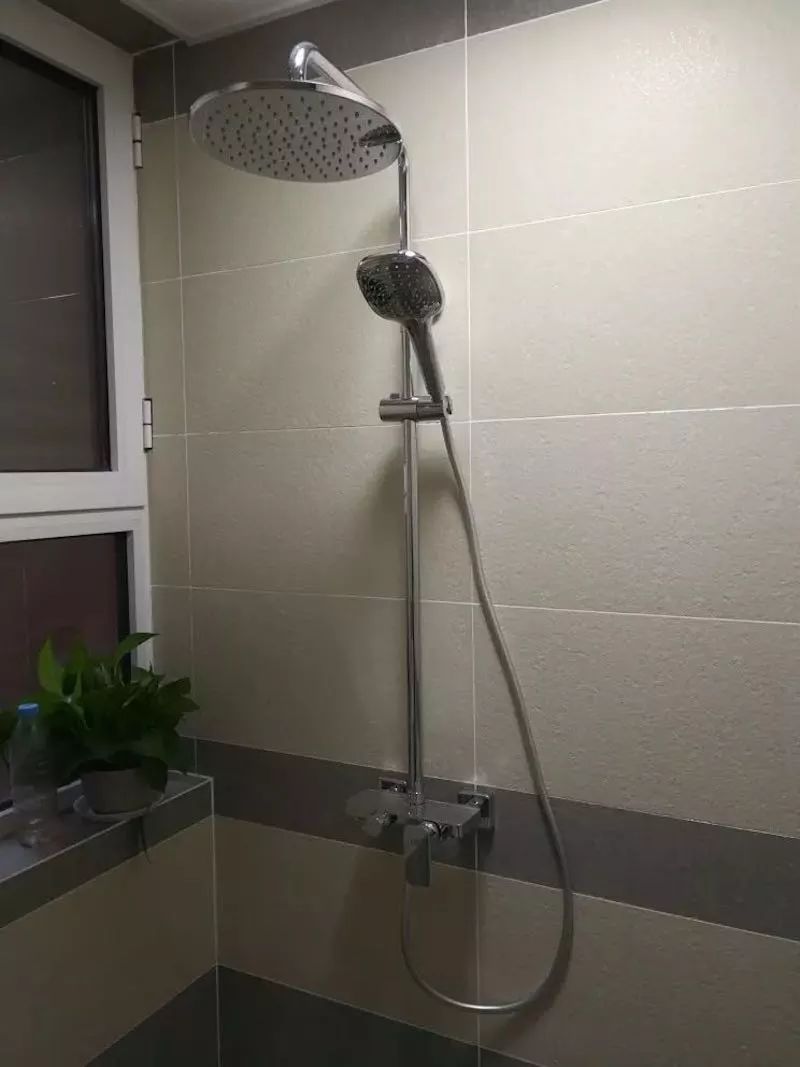 金色淋浴花洒和银色哪个好,淋浴门黑色花洒银色