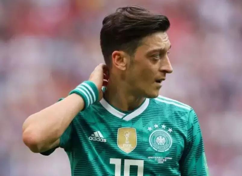 看厄齐尔退出德国国家队,猛然想起一件激怒中国人的恶心事