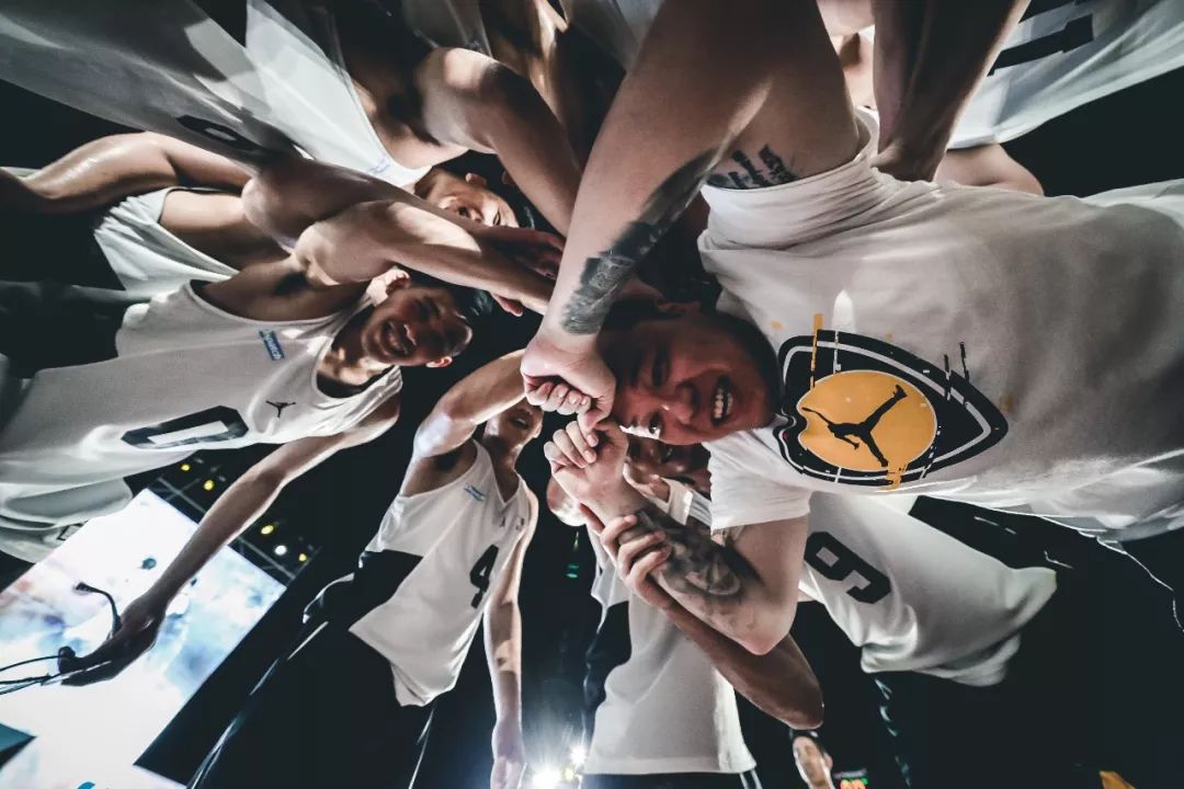 潮闻快食Champion推出金链设计!MMW曝光ALYX最新鞋款