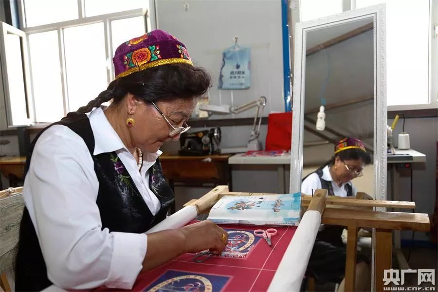 新疆哈密手工刺绣衣服,哈密维吾尔族刺绣教程