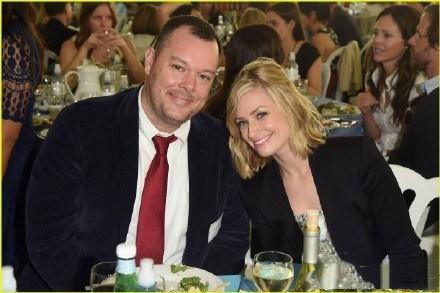 破产姐妹卡洛琳结婚了,网友:捧花快扔给Max吧!