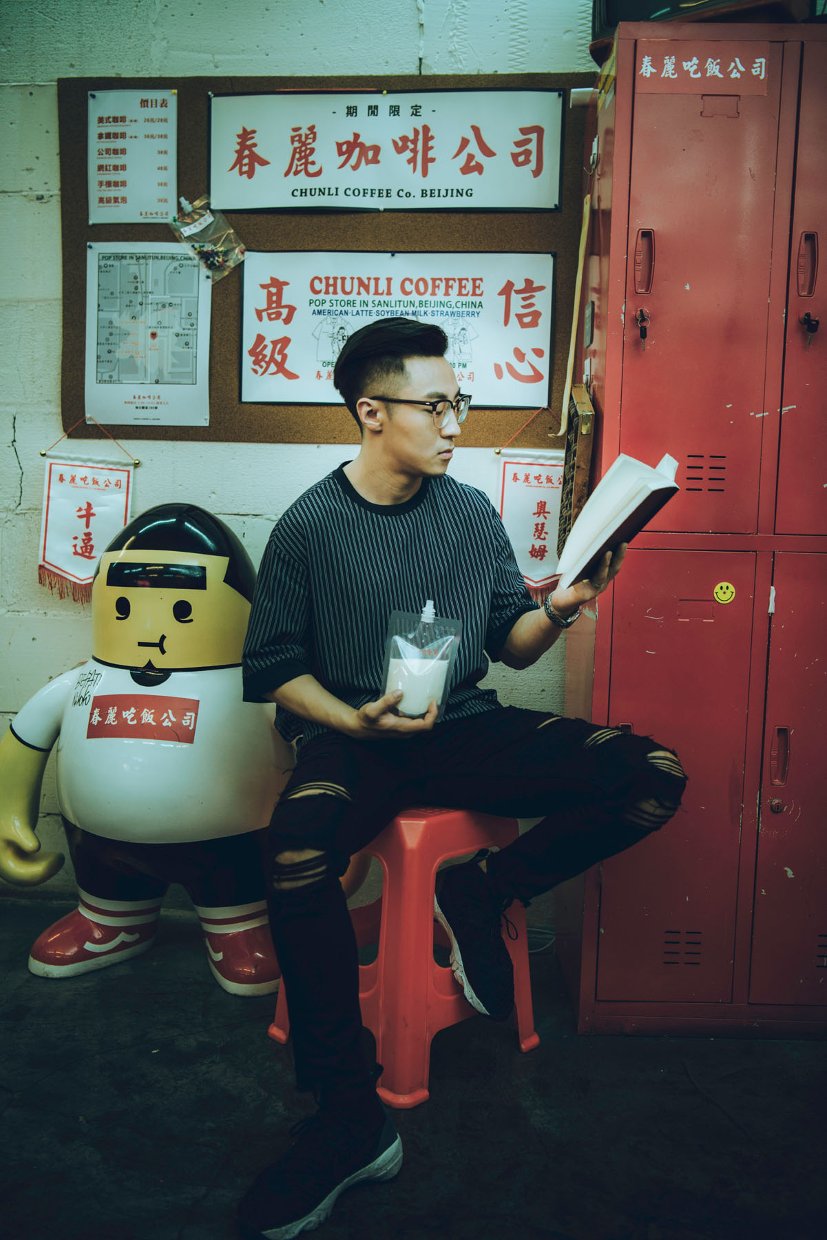 他是新与旧的对立面对话Hollister店铺经理Edward