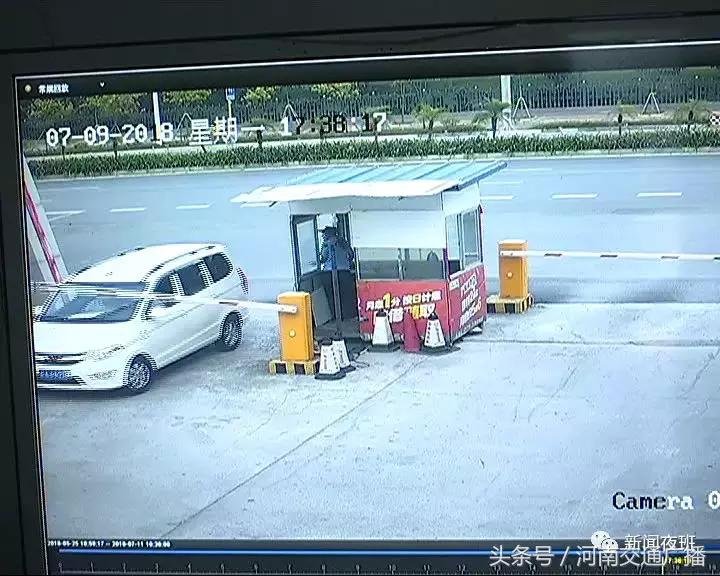 新手司机试驾五菱神车,新手司机连撞三辆车