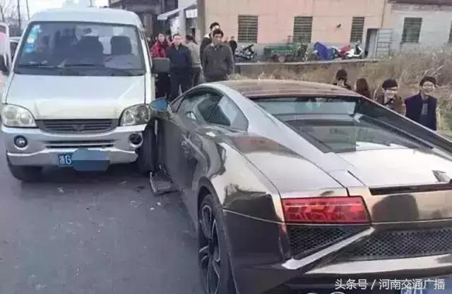 新手司机试驾五菱神车,新手司机连撞三辆车