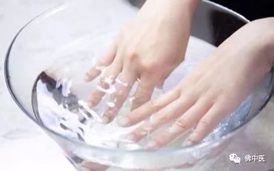 抱孩子怎么预防粗手臂,防止手腕疼的正确抱孩子姿势