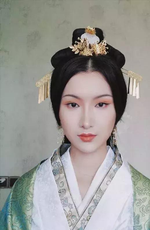 重庆妹子化妆秒变蒙娜丽莎,看看美女如何化妆