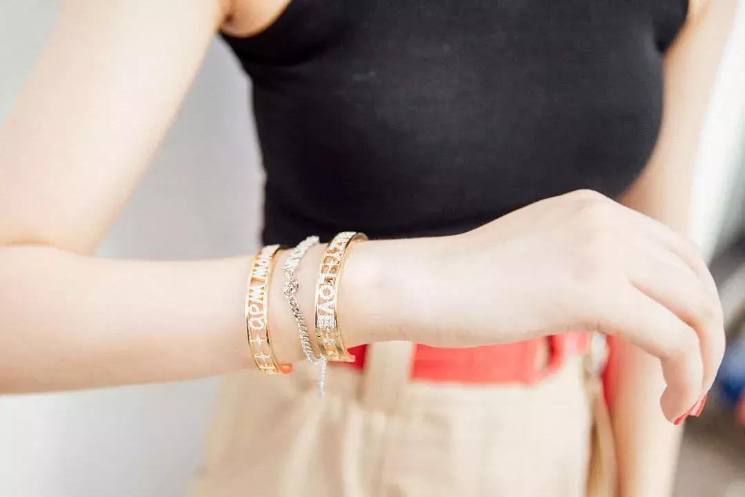 烦躁!配饰小白到底该买啥?认准3件基本款就够啦!