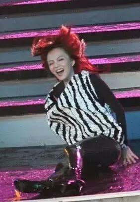 明星摔倒瞬间，张韶涵狰狞，周立波四脚朝天，胡歌承包了全年笑点