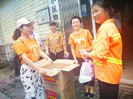 老百姓大药房为高温勇士撑起一把“清凉伞”