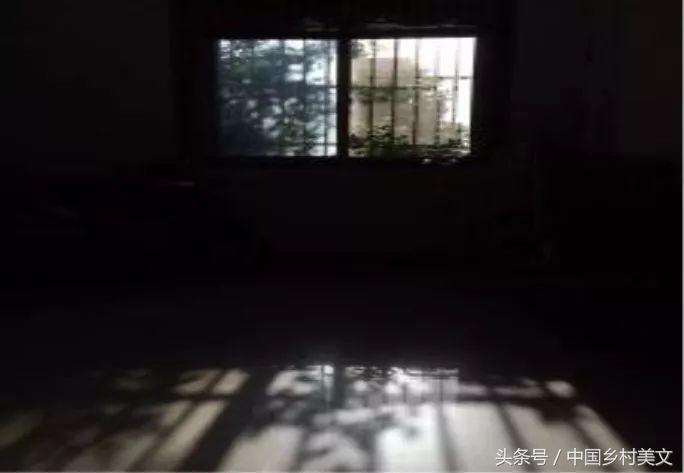 明矾打开了家里所有的灯，跑到路上对着家看着，看着……