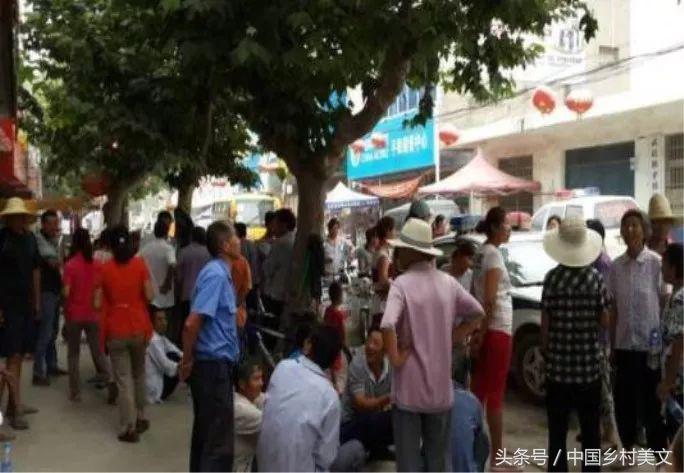 明矾打开了家里所有的灯，跑到路上对着家看着，看着……