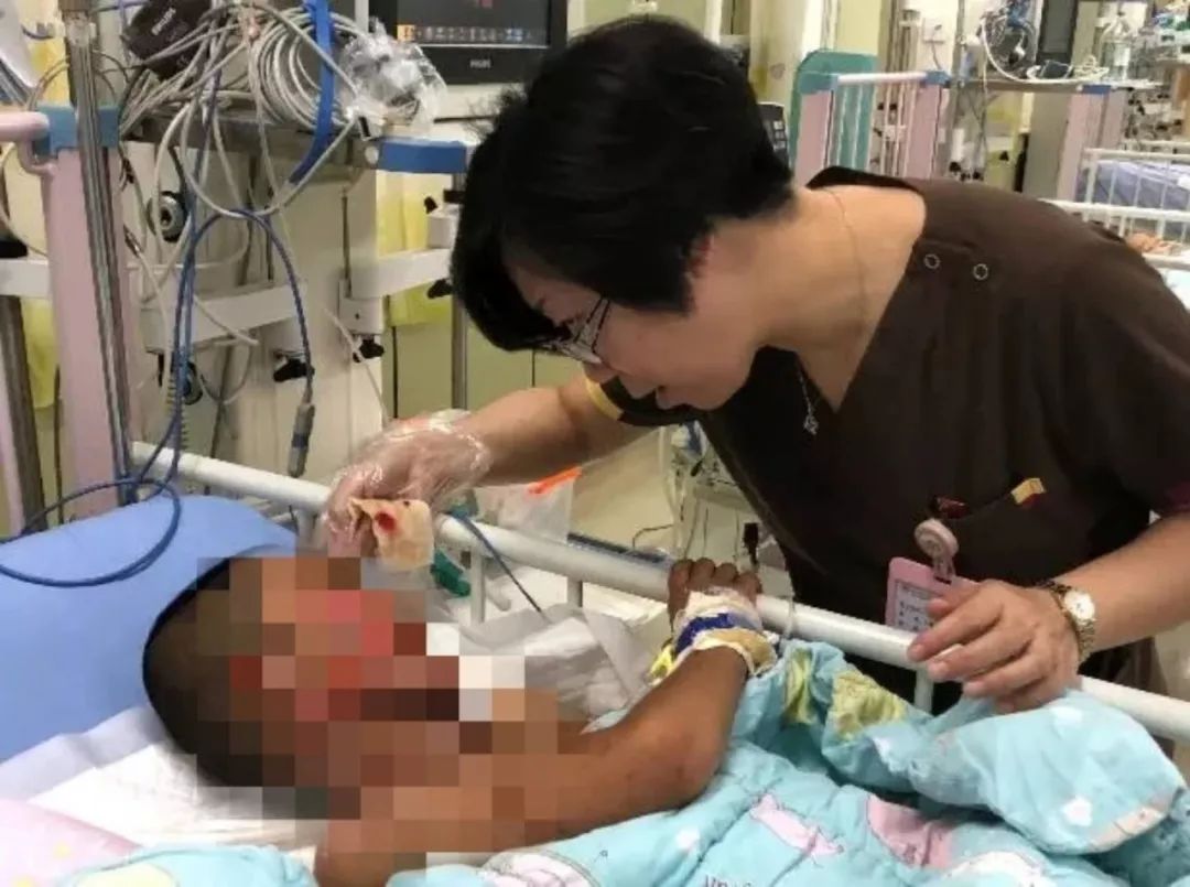 面对满脸血污、全身溃烂的孩子，哈尔滨女医生一个动作温暖了整个朋友圈