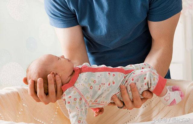 新生儿半夜惊醒哭闹怎么哄都不行,新生儿一到晚上需要安抚才睡觉