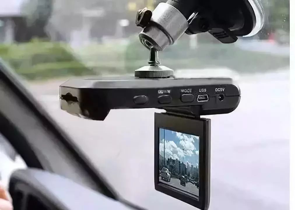 行车记录仪可以用原来后摄像头吗,行车记录仪要弄吗