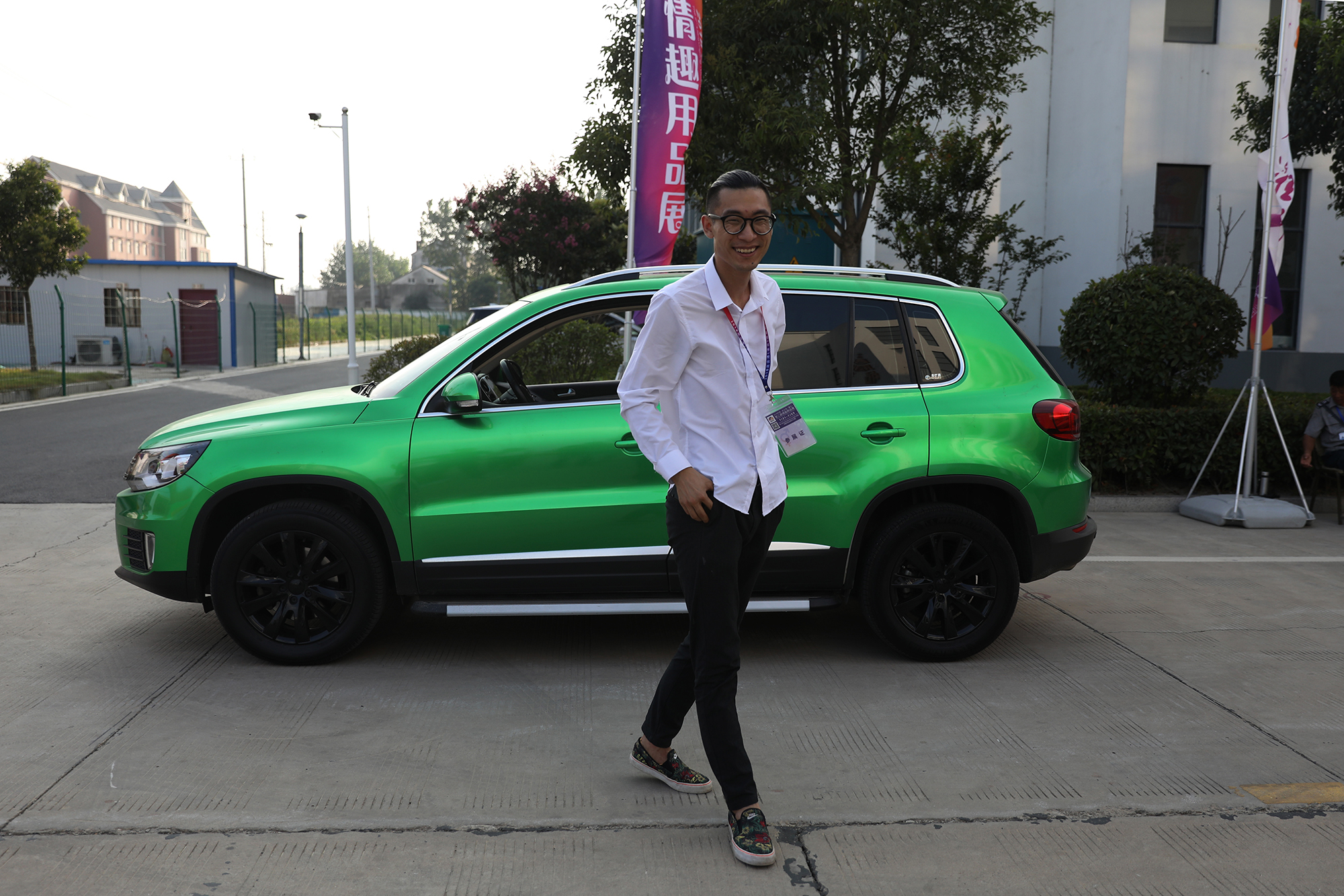 大学生卖衣服创业赚差价,大学生卖衣服一天卖出500件