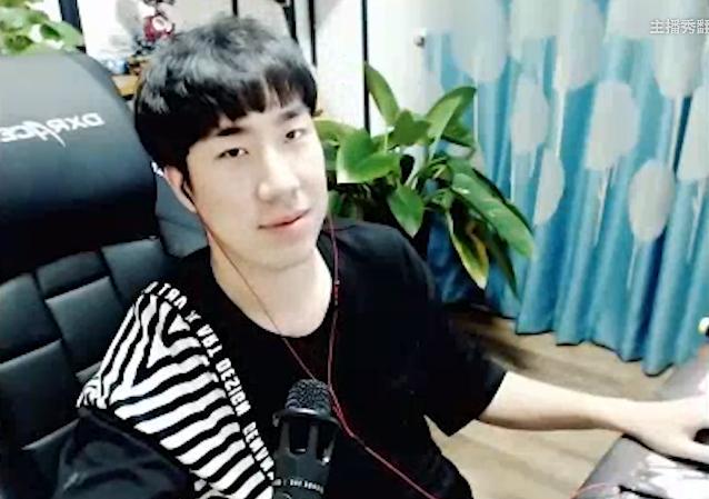 骚男爱好曝光,这个零食不离身网友:百万主播也爱吃这个?