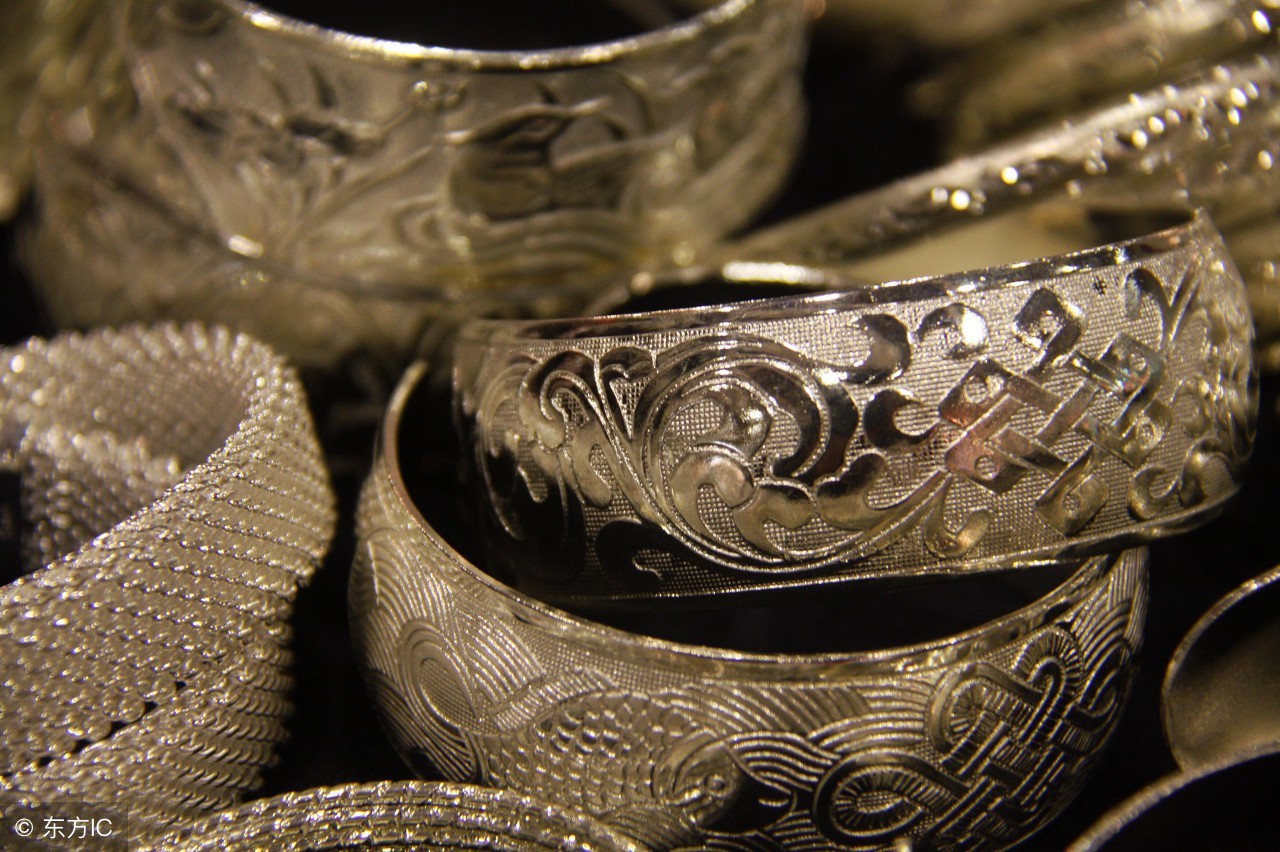 银饰品有黑的,为什么有的人戴银会越来越亮