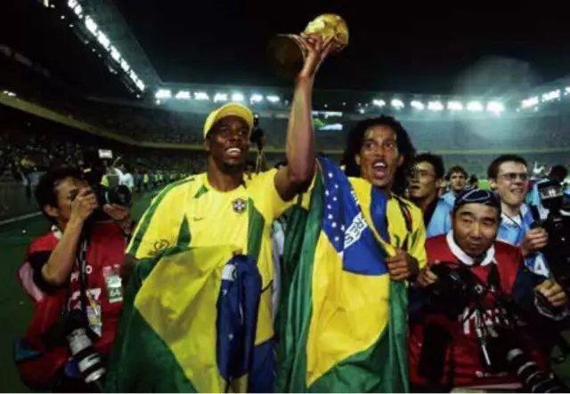 02年罗纳尔迪尼奥精彩瞬间,罗纳尔迪尼奥巅峰期照片