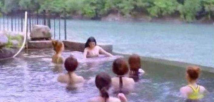 张馨予泳池出场,张馨予游泳出场