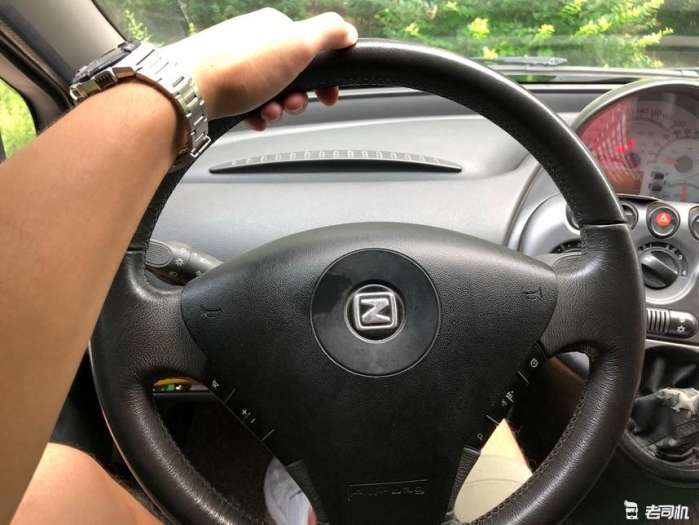 前排可以坐三个人的货车,众泰六座mpv