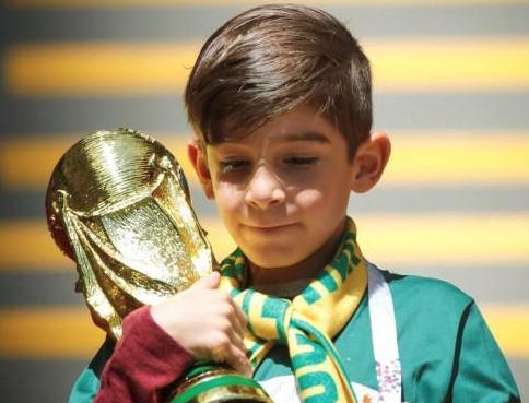 颁奖典礼名场面足球,足球场里颁奖典礼