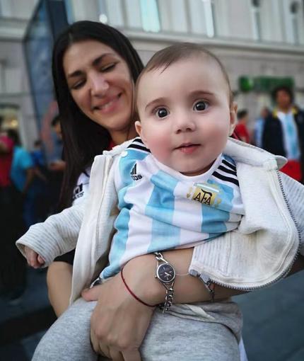 足球场抢镜球童,足球场里颁奖典礼