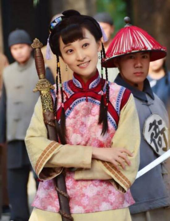 一位教授给孩子批改作业,一个老师给学生发试卷