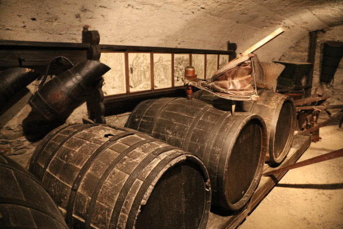 德国这个中世纪古堡,厕所正对餐厅,墙上挂着贞操带!