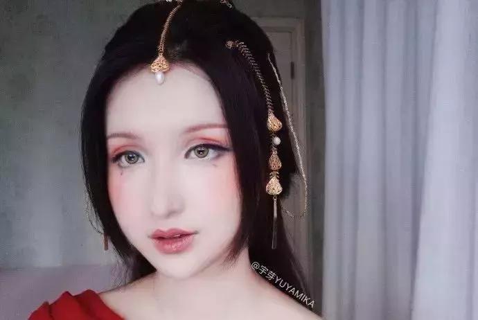 27岁重庆妹子化妆成蒙拉丽莎,重庆妹子化妆