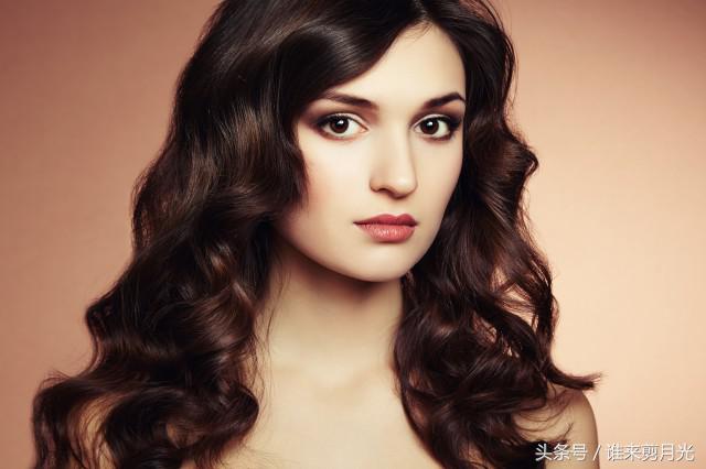 发量多的中长发适合烫什么卷发,理发店烫卷发造型中长发教程