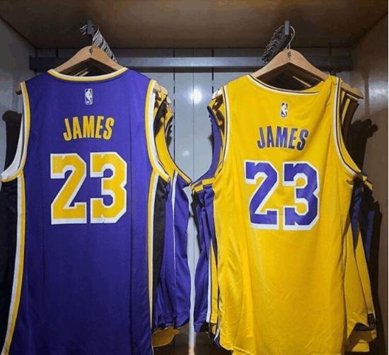 詹姆斯太受欢迎,洛杉矶大街小巷都是他的球衣,湖人赚大了