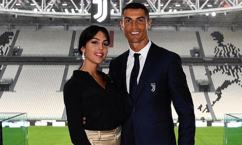 c罗晒与乔治娜的照片,c罗社媒晒同乔治娜的亲吻照