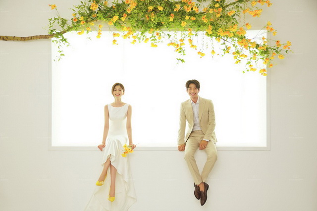 韩国济州岛拍婚纱照花墙,青岛油画墙婚纱照