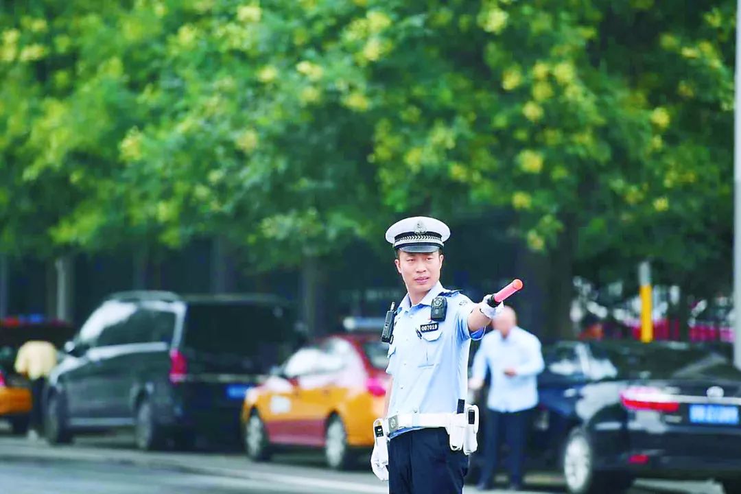 高温送清凉致敬烈日下的坚守 (致敬高温下坚守的你们)