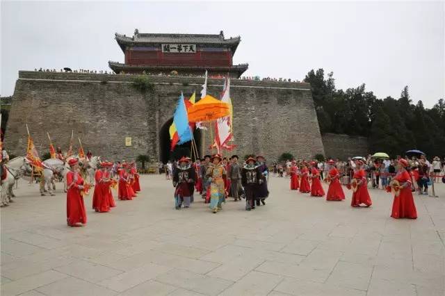 暑假应该让孩子补课还是出去旅游,暑假孩子去封闭式补习班