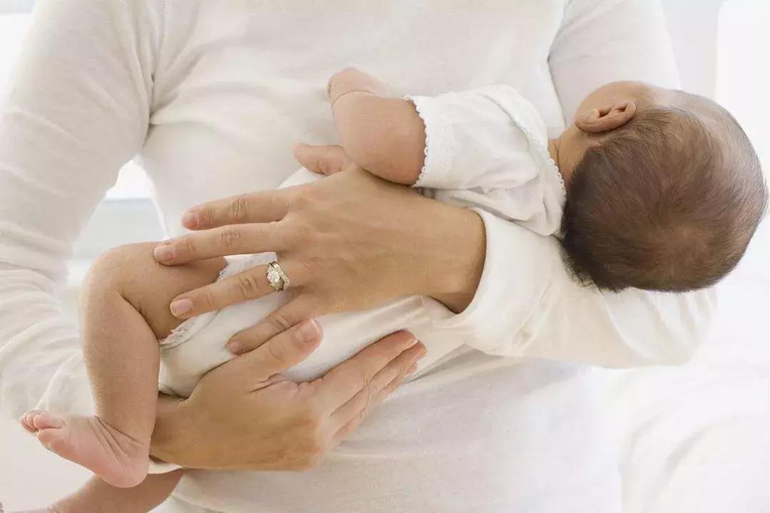 宝宝吃完奶后正确抱的姿势及时间,抱宝宝最合理抱法