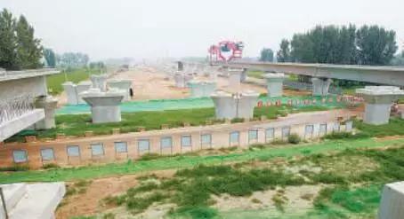 河南一高校暴雨积水,河南暴雨平原变湖泊