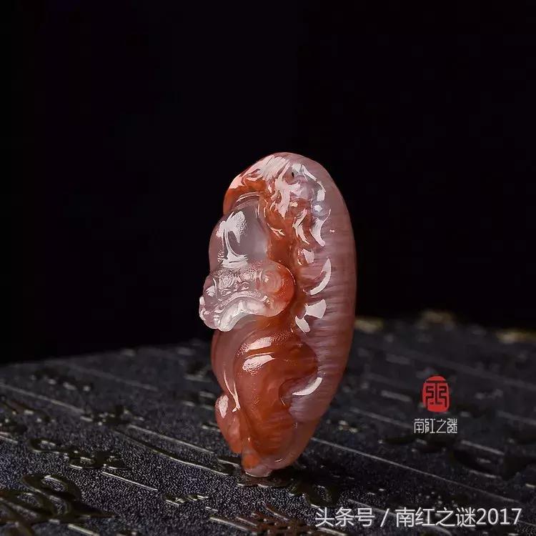 哪些属相可以佩戴南红在右手,南红和鸡翅木珠子戴哪更招财辟邪