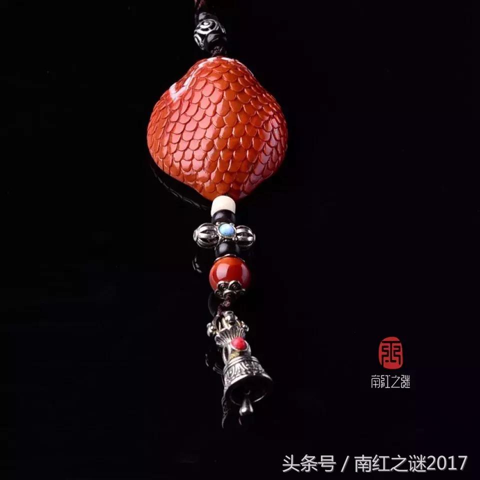 哪些属相可以佩戴南红在右手,南红和鸡翅木珠子戴哪更招财辟邪
