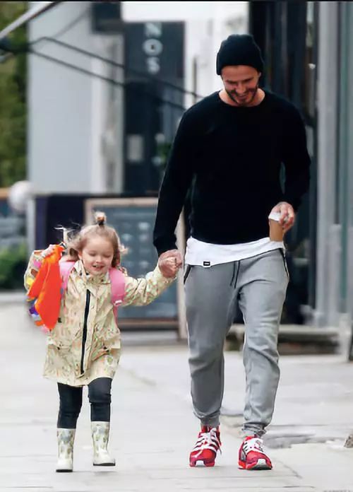 买14亿豪宅就为让小孩踢球，贝嫂家为什么没养出败家子？