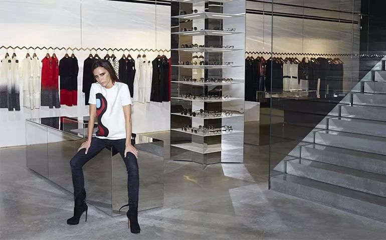 买14亿豪宅就为让小孩踢球，贝嫂家为什么没养出败家子？