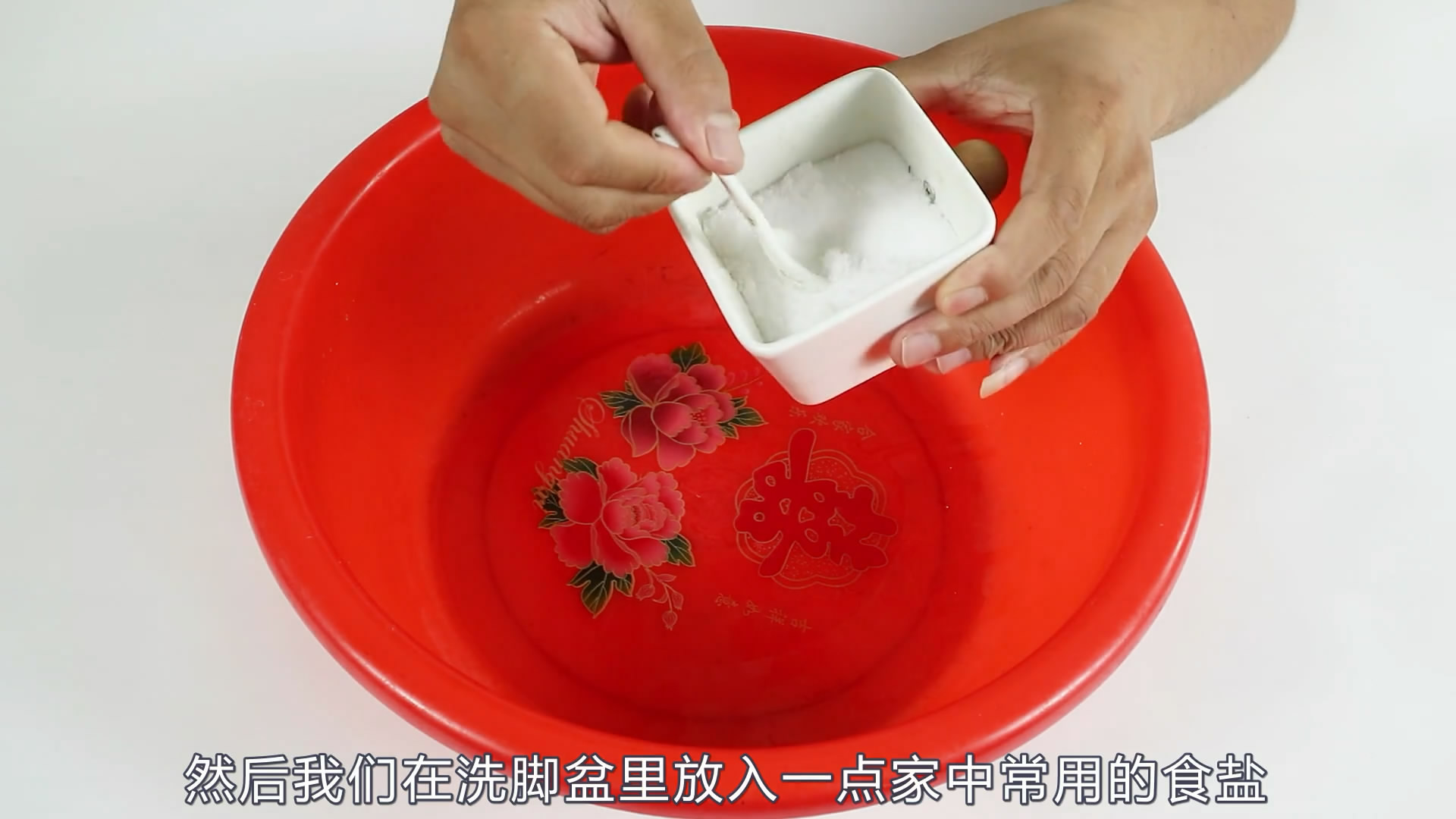 脚后跟干燥，脱皮怎样办？1个土方子，5个妙招，脚后跟不再干裂！