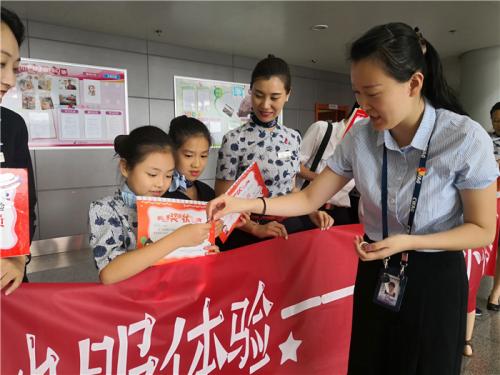 今天我们和妈妈一起为您办登机牌